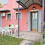 Lägenhet Village Escape With Garden And Fireplace