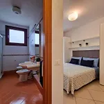 Village Escape With Garden And Fireplace 比比翁